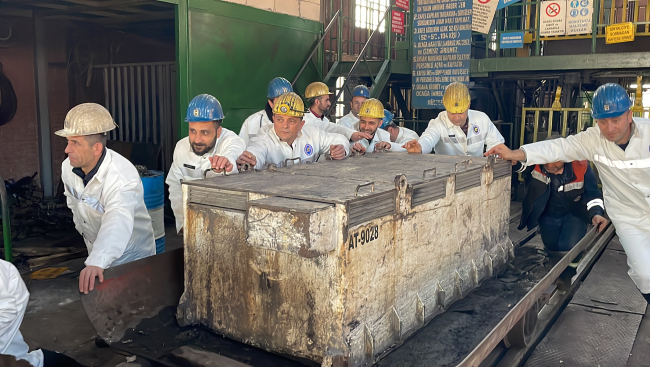 "Kömür karası eller" enkazın karanlığında kalanları ışığa kavuşturdu