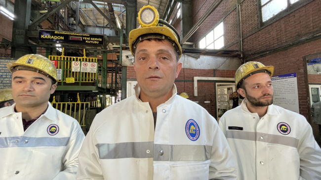 "Kömür karası eller" enkazın karanlığında kalanları ışığa kavuşturdu