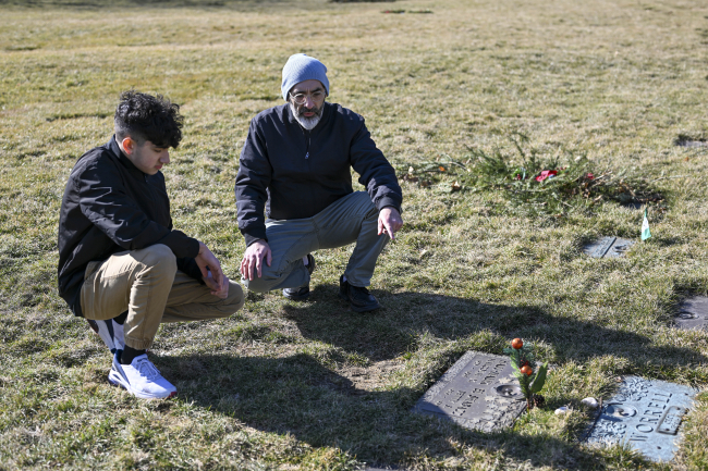  Brian Anthony (sağda) ve oğlu, Malcolm X'in mezarı başında. | Fotoğraf: AA