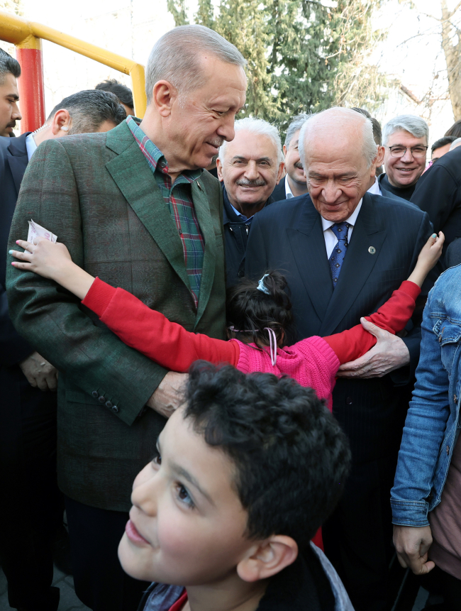 Cumhurbaşkanı Erdoğan çadır kentte depremzedelerle buluştu