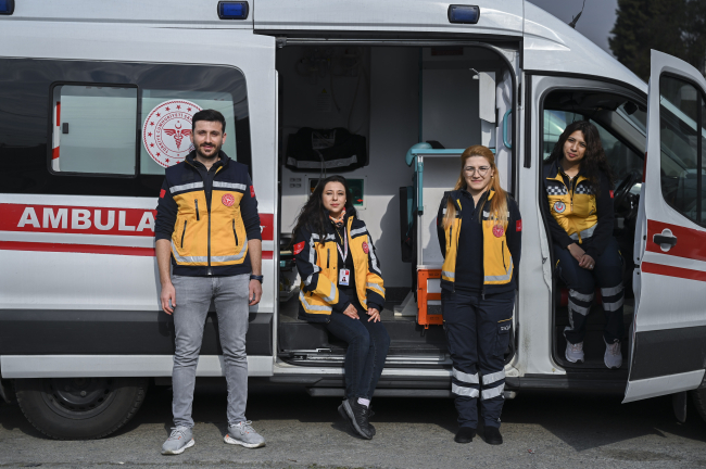 Enkazdaki 'canlara' ilk ulaşan sağlıkçılar anlattı: Adı mahşer olurdu...