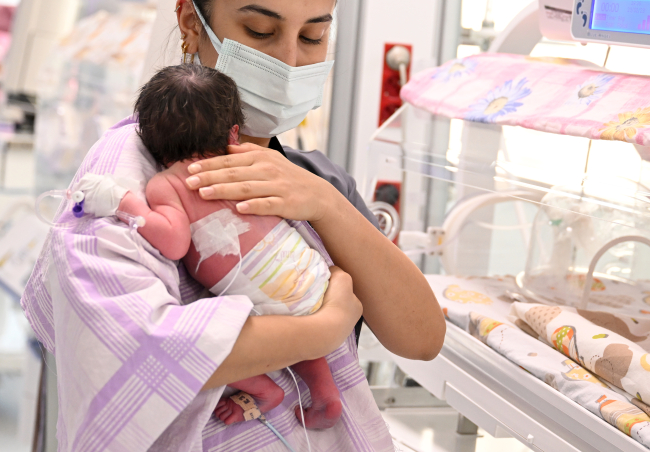 Hatay'da sismik izolatörler kullanılarak inşa edilen hastanede deprem bölgesinden gelen yeni doğmuş bebekler de tedaviye alındı. Foto: AA