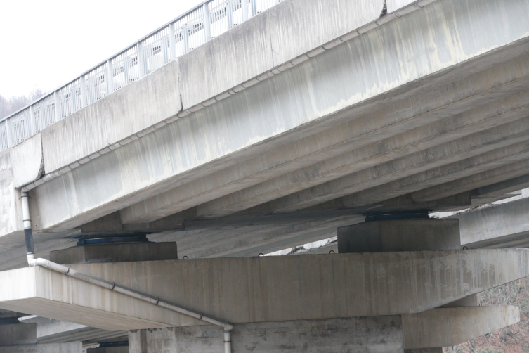 İzolatörler sadece binalarda değil ulaşımının en kritik noktalarından olan köprü ve viyadüklerde de kullanılıyor.
