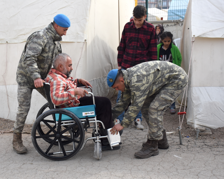 Mehmetçik asrın felaketinde yaraları sarmak için sahadaydı