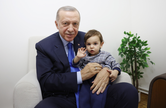 Cumhurbaşkanı Erdoğan'dan depremzede aileye ziyaret