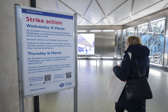 İngiltere'de yüz binlerce çalışan greve gitti