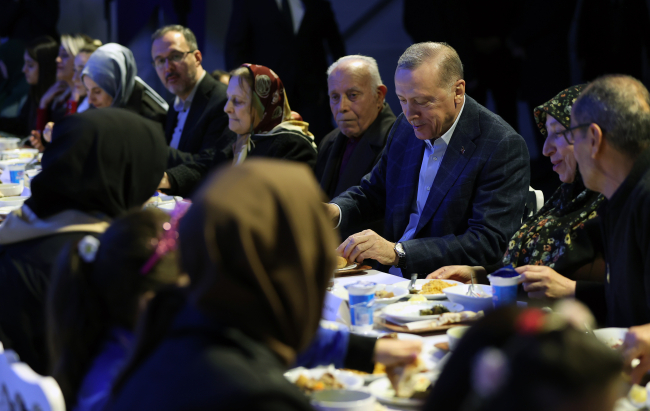 Cumhurbaşkanı Erdoğan: Amacımız 1 yıl içinde 650 bin konut inşa ederek deprem bölgesini ayağa kaldırmak