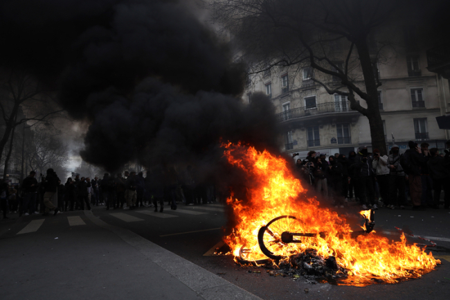 Fransa'da emeklilik reformu karşıtı gösterilere sert müdahale