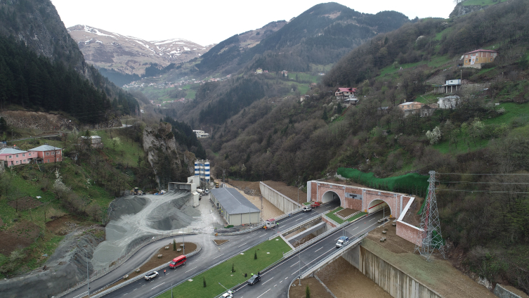 Bakan Karaismailoğlu: 3 Mayıs'ta Zigana Tüneli'ni açacağız