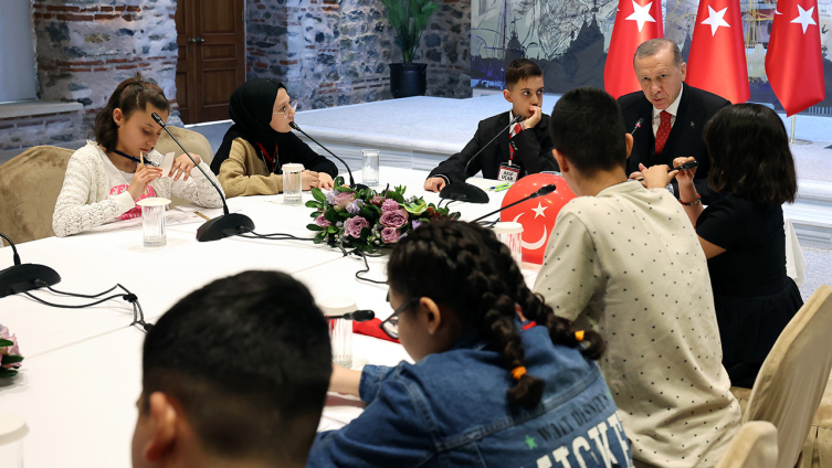 Erdoğan: Depremzedelerimizi normal hayatlarına geri döndüreceğiz