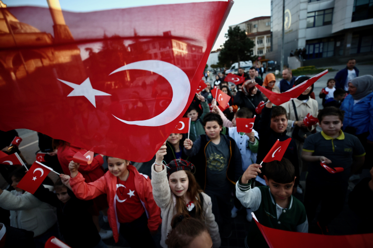 Okullarda 2. dönem 'Bayrak Sevgisi' temasıyla başlayacak