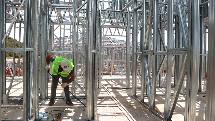 Depremzedeler için "çelik" evlerin inşası sürüyor