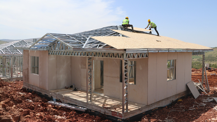 Depremzedeler için "çelik" evlerin inşası sürüyor