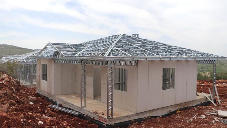 Depremzedeler için "çelik" evlerin inşası sürüyor