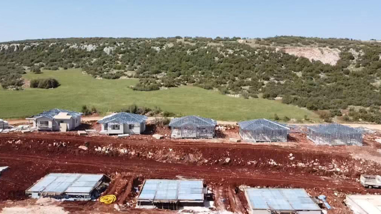 Depremzedeler için "çelik" evlerin inşası sürüyor