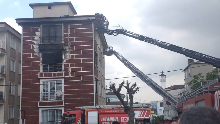 Tuzla'da bir kişi evini ateşe verdi