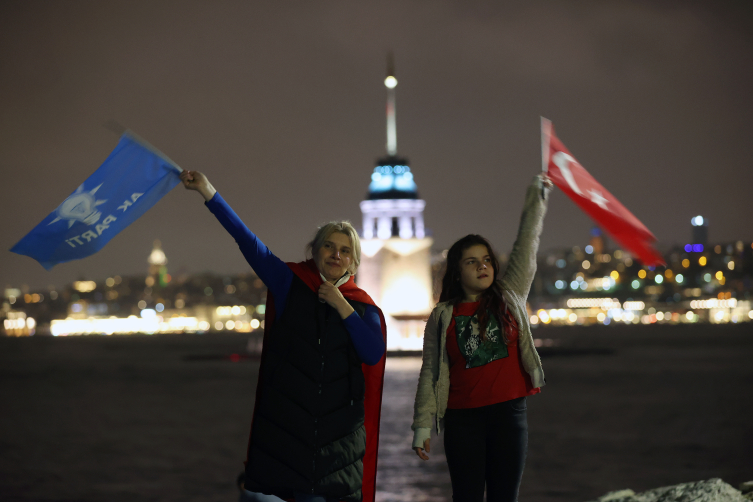 İstanbul'da vatandaşlar seçimi kutluyor