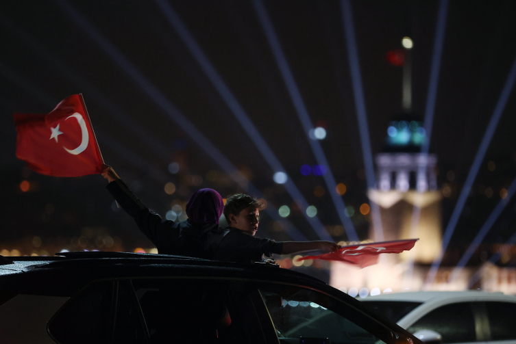İstanbul'da vatandaşlar seçimi kutluyor
