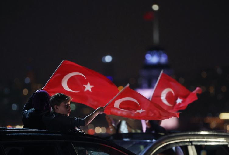 İstanbul'da vatandaşlar seçimi kutluyor