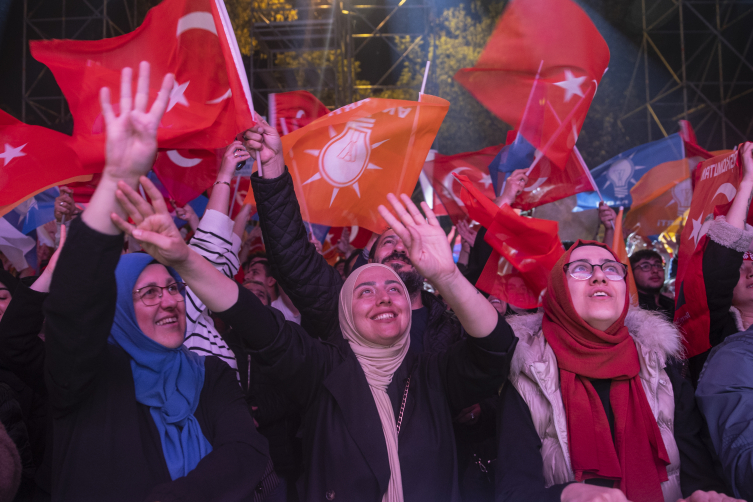 İstanbul'da vatandaşlar seçimi kutluyor