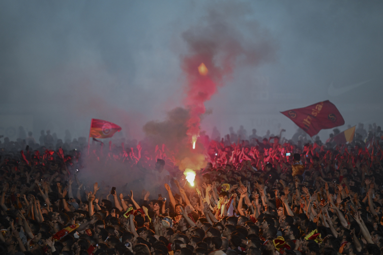Galatasaray şampiyonluğu taraftarıyla kutladı