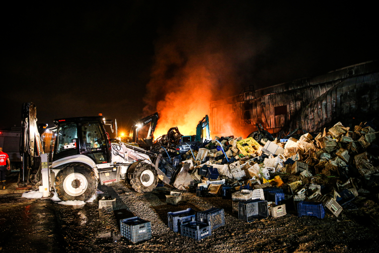 Mersin Tarsus'ta plastik kasa imalatı yapılan fabrikada çıkan yangın. Kaynak: AA