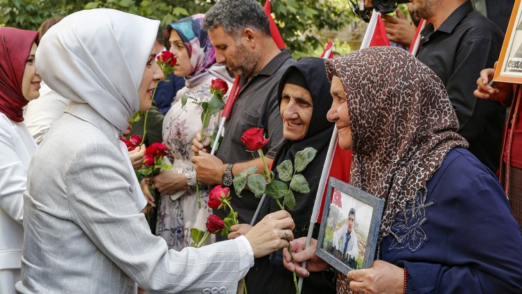Bakan Göktaş'tan Diyarbakır annelerine ziyaret