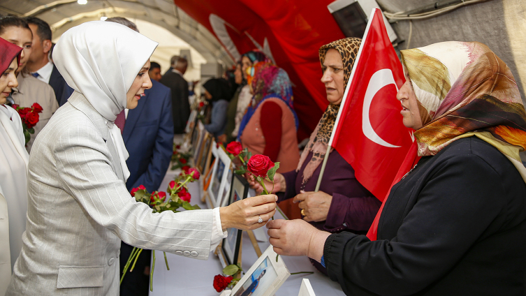 Bakan Göktaş'tan Diyarbakır annelerine ziyaret