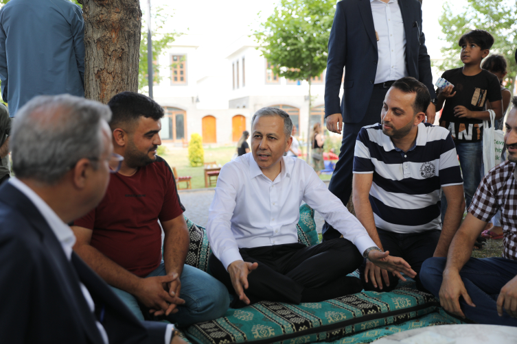 Bakan Yerlikaya Diyarbakır'da ziyaretlerde bulundu