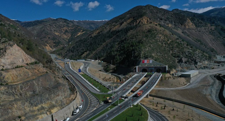 Yeni Zigana Tüneli'nden 6 ayda 2 milyona yakın araç geçti