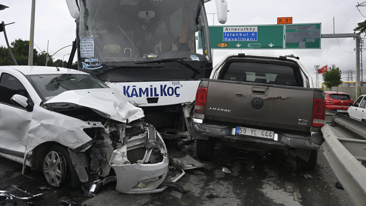 Karşı şeride giren otobüs çok sayıda araca çarptı