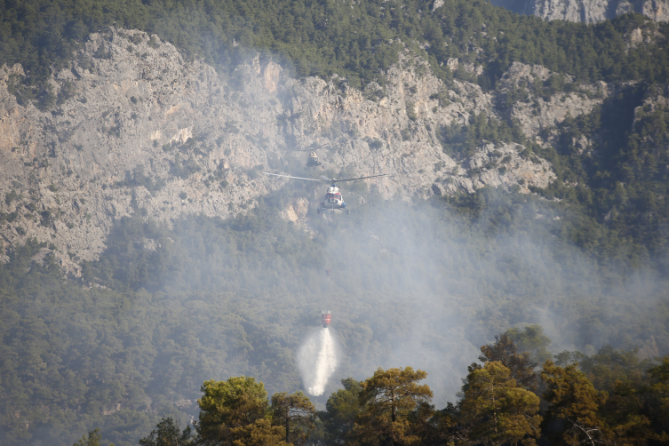 Antalya'daki orman yangınına müdahale sürüyor