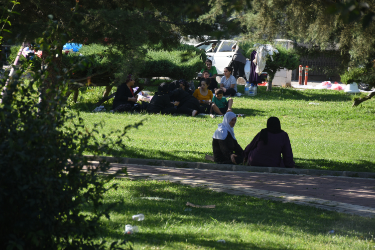 Malatya'da depremin ardından bazı vatandaşlar geceyi parklarda geçirdi. Fotoğraf: AA