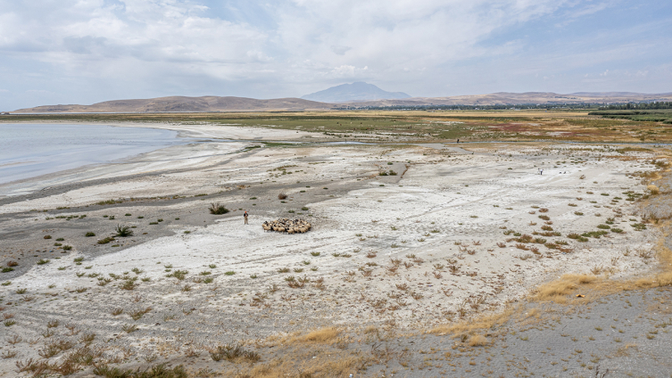 Kuraklık Van Gölü'nün haritadaki şeklini değiştirdi