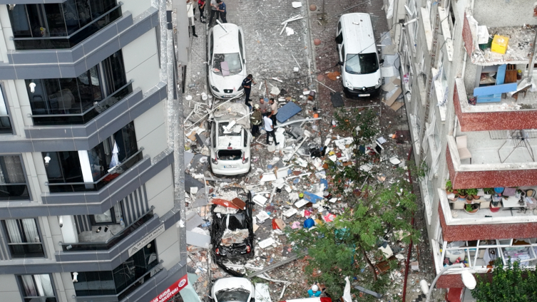 Şirinevler'de binada patlama: 3 ölü, 3 yaralı