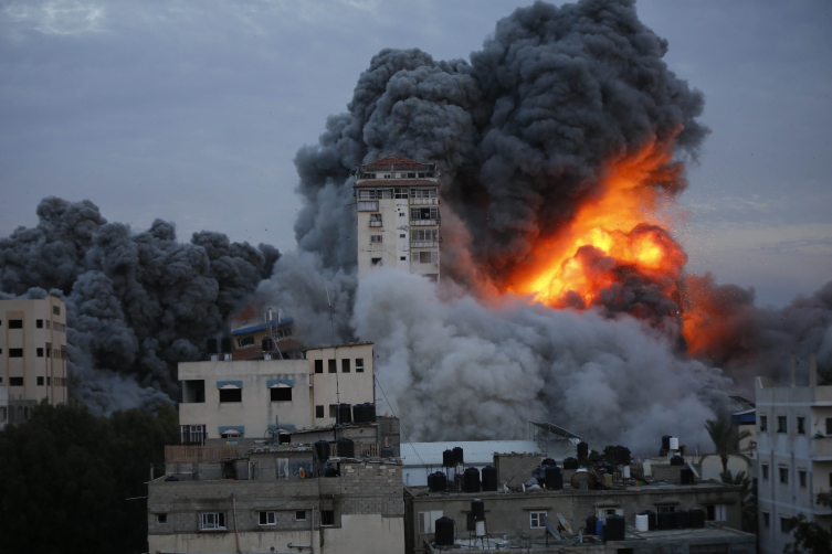İsrail savaş uçaklarından Gazze Şeridi'ne bombalı saldırı