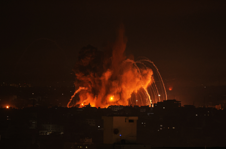 İsrail savaş uçaklarından Gazze Şeridi'ne bombalı saldırı