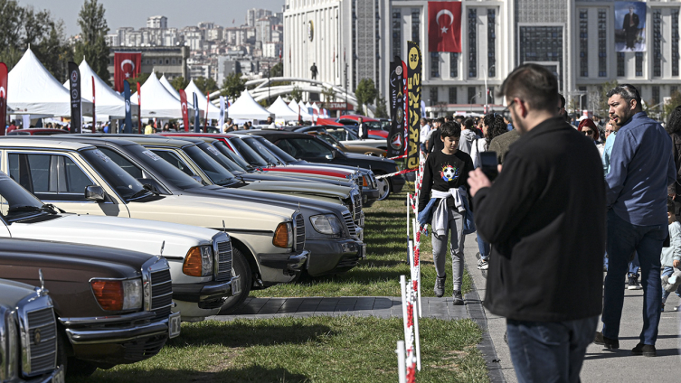 Türkiye'deki klasik otomobiller Ankara'da buluştu