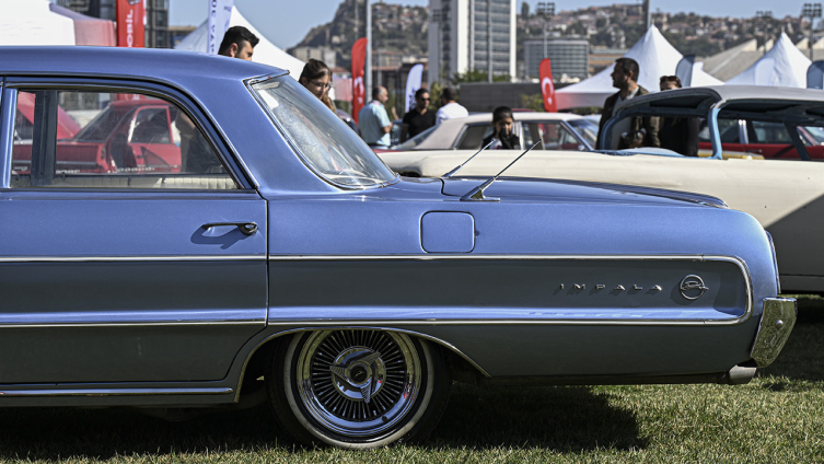 Türkiye'deki klasik otomobiller Ankara'da buluştu