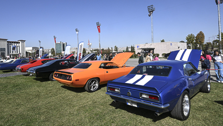 Türkiye'deki klasik otomobiller Ankara'da buluştu