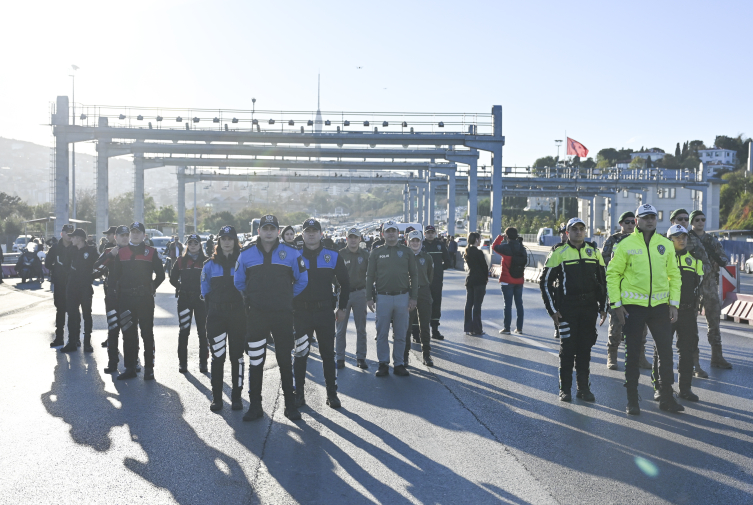 Polisler 15 Temmuz Şehitler Köprüsü'nde Atatürk'ü andı