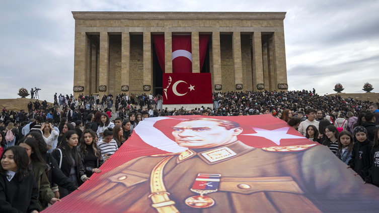 Anıtkabir'e ziyaretçi akını