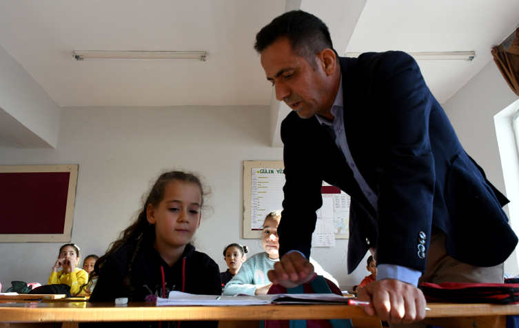 Depremden sağ kurtulan öğretmenler yaşadıkları acıyı öğrencileriyle unutuyor