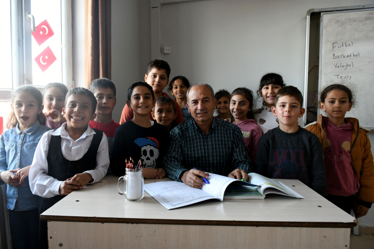 Depremden sağ kurtulan öğretmenler yaşadıkları acıyı öğrencileriyle unutuyor