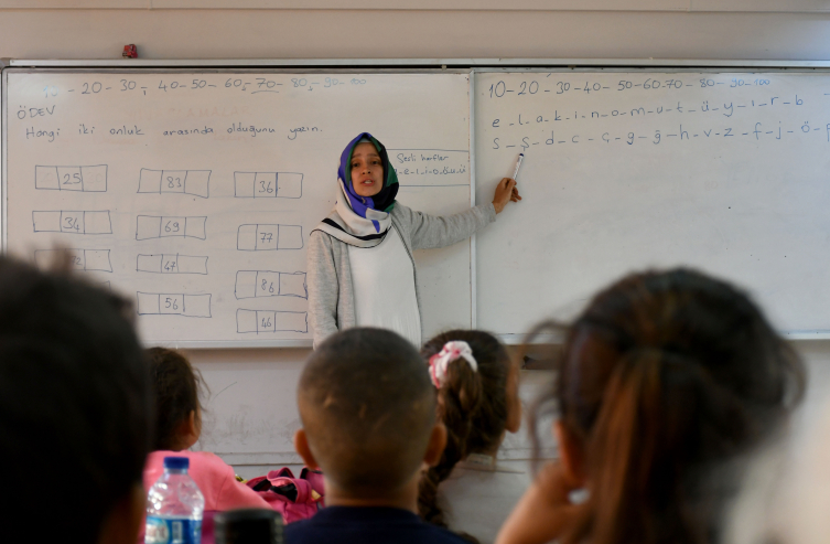 Depremden sağ kurtulan öğretmenler yaşadıkları acıyı öğrencileriyle unutuyor