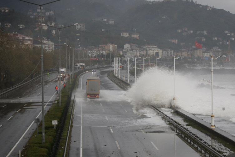 Rize'de fırtınanın oluşturduğu dev dalgalar nedeniyle Karadeniz Sahil Yolu Çayeli-Trabzon istikameti bir süre trafiğe kapatılmıştı. Fotoğraf: AA