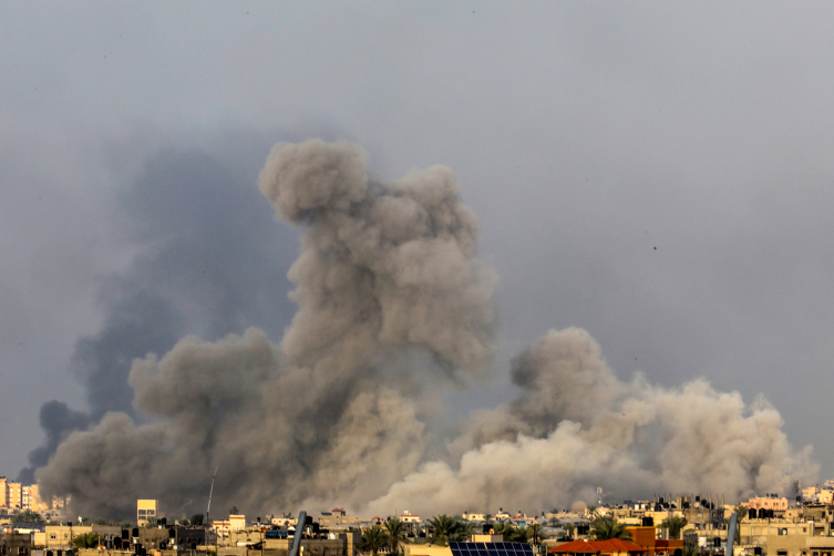 İsrail ordusunun abluka altındaki Gazze Şeridi'ne yönelik havadan, denizden ve karadan düzenlediği saldırılar devam ediyor.
