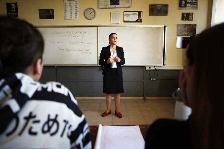 Sınıfta kalbi duran öğrenci öğretmenin kalp masajıyla hayata döndü