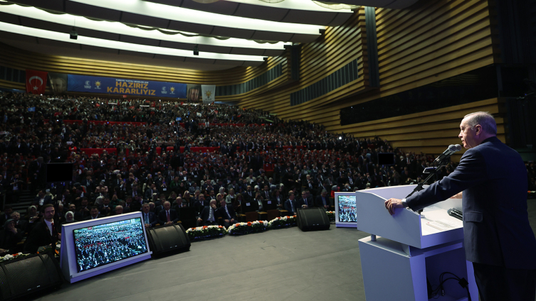 Cumhurbaşkanı Erdoğan: Halkımıza hizmet yolunda 2024'te zirveye çıkacağız