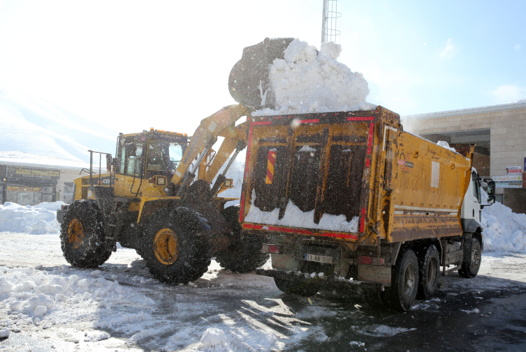 Bitlis'te günlük 200 kamyon kar şehrin dışına taşınıyor
